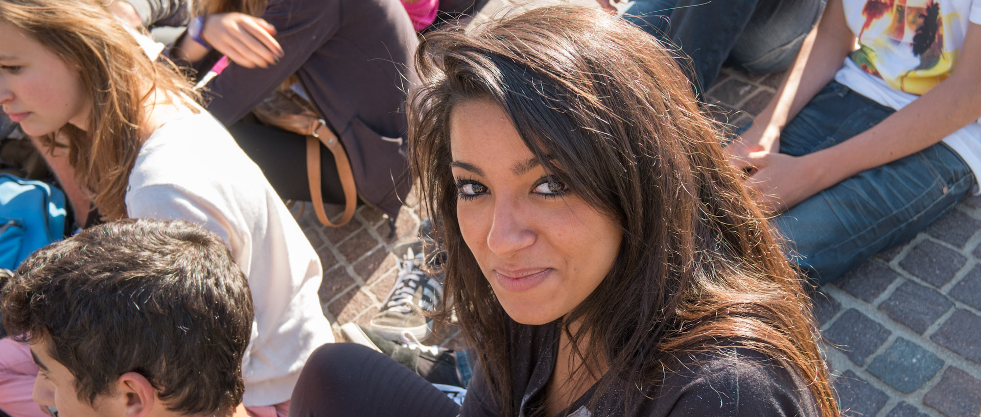 Jeune fille, place de la République, à Lille.