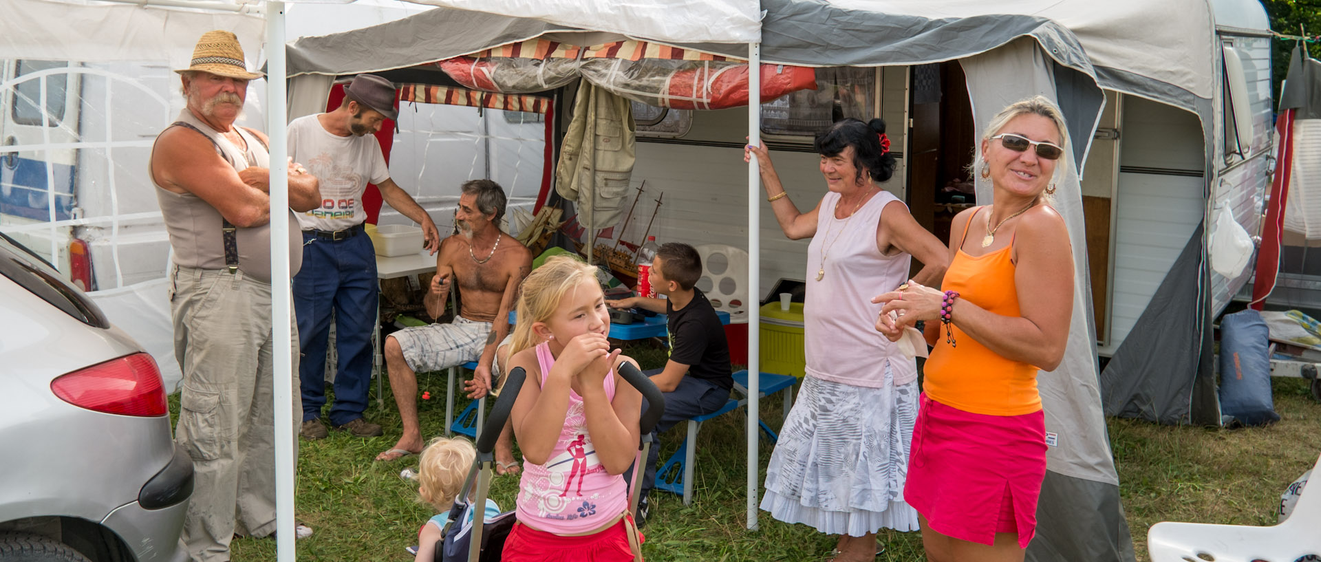 Famille devant sa caravane, esplanade de Lille.