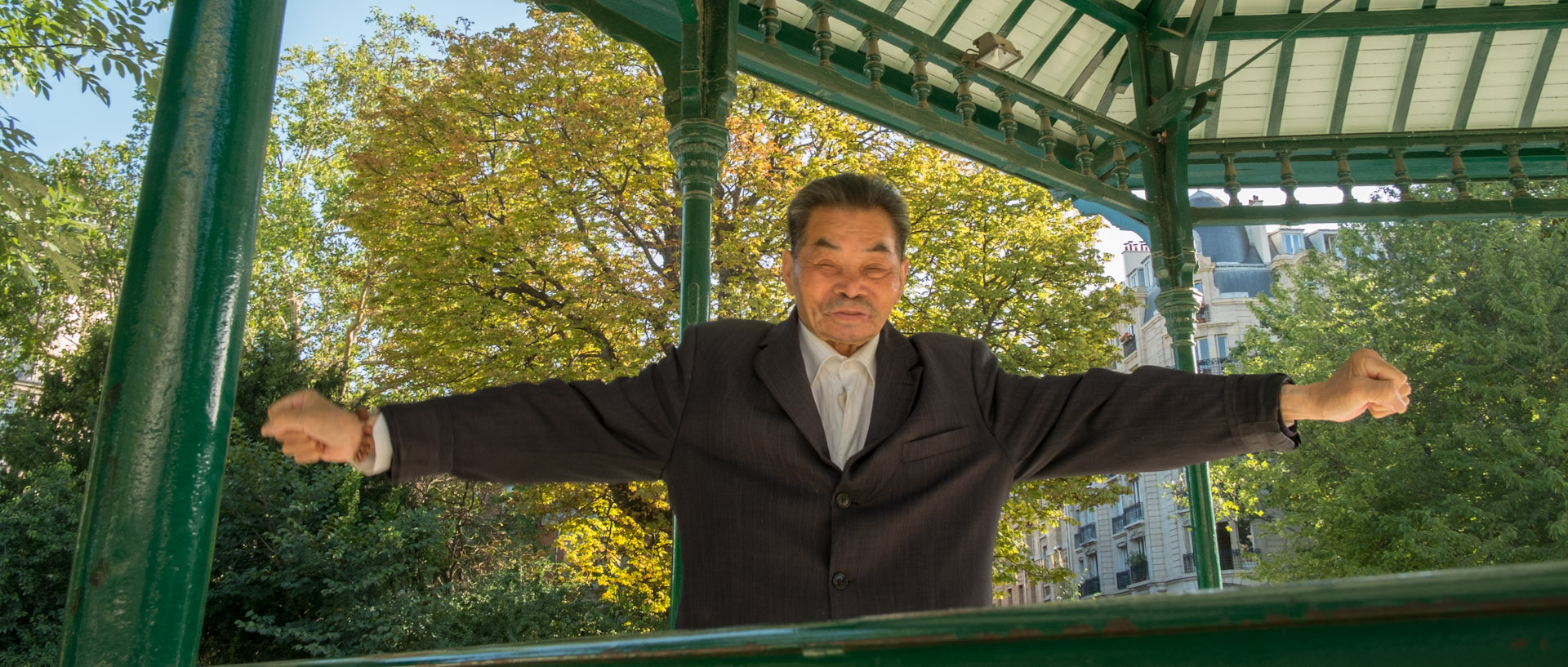 Vieux Chinois sur un kiosque, dans un square, à Paris.