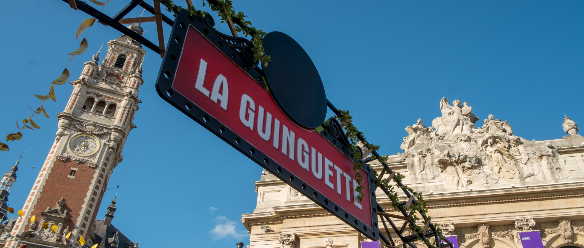 Décor de braderie, place du Théâtre, à Lille.