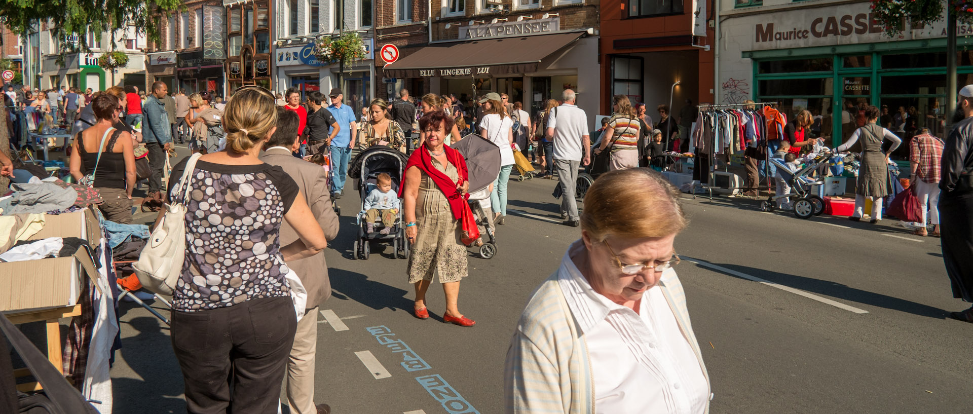 Braderie, rue Jean-Jaurès, Croix.