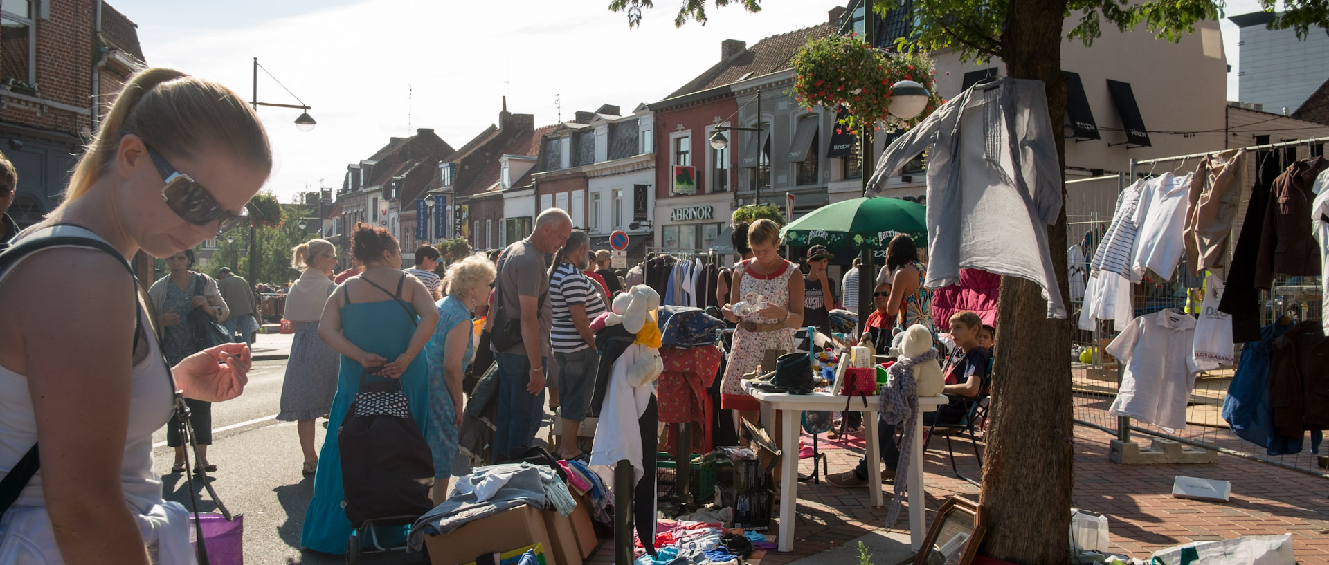 Braderie, rue Jean-Jaurès, Croix.