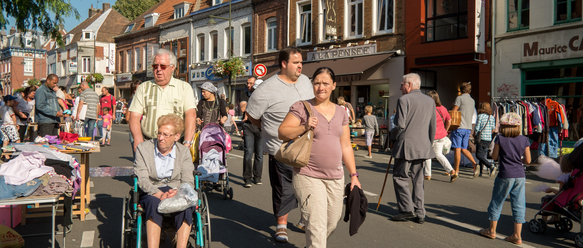 Braderie, rue Jean-Jaurès, Croix.