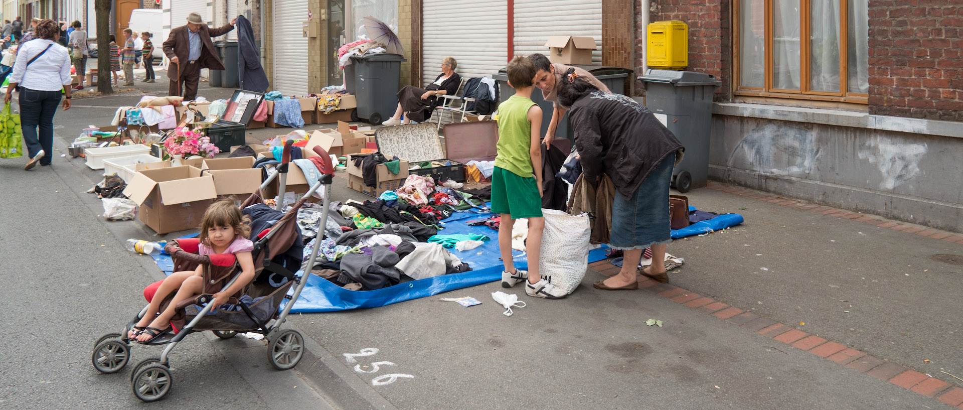 La braderie de l'Epeule, rue de l'Amiral-Courbet, à Croix.