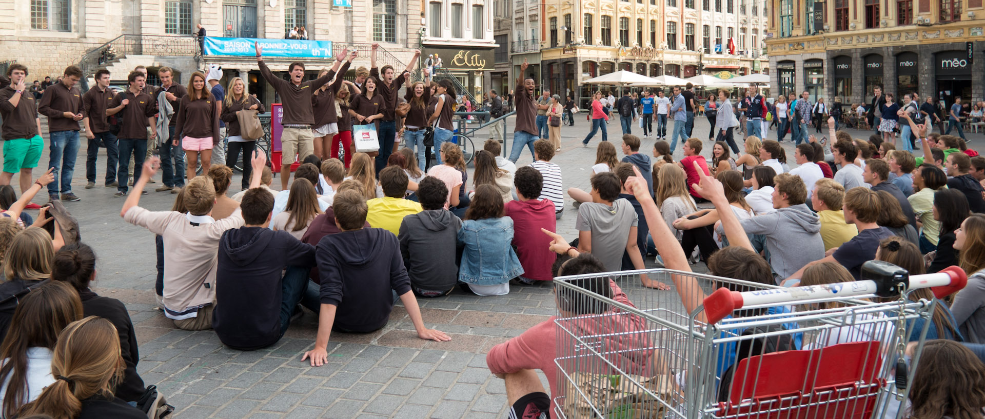 Manifestation de rentrée des étudiants d'une école de management, place du Général-de-Gaulle, à Lille.