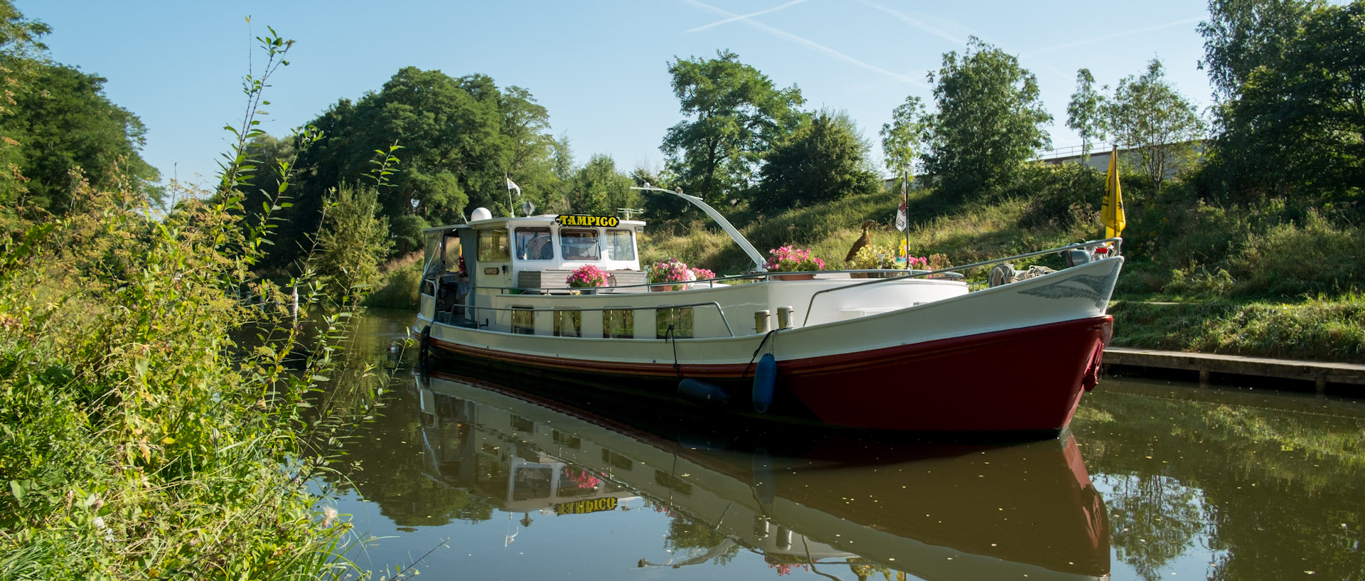 Péniche de plaisance sur le canal de Roubaix, à Wasquehal.