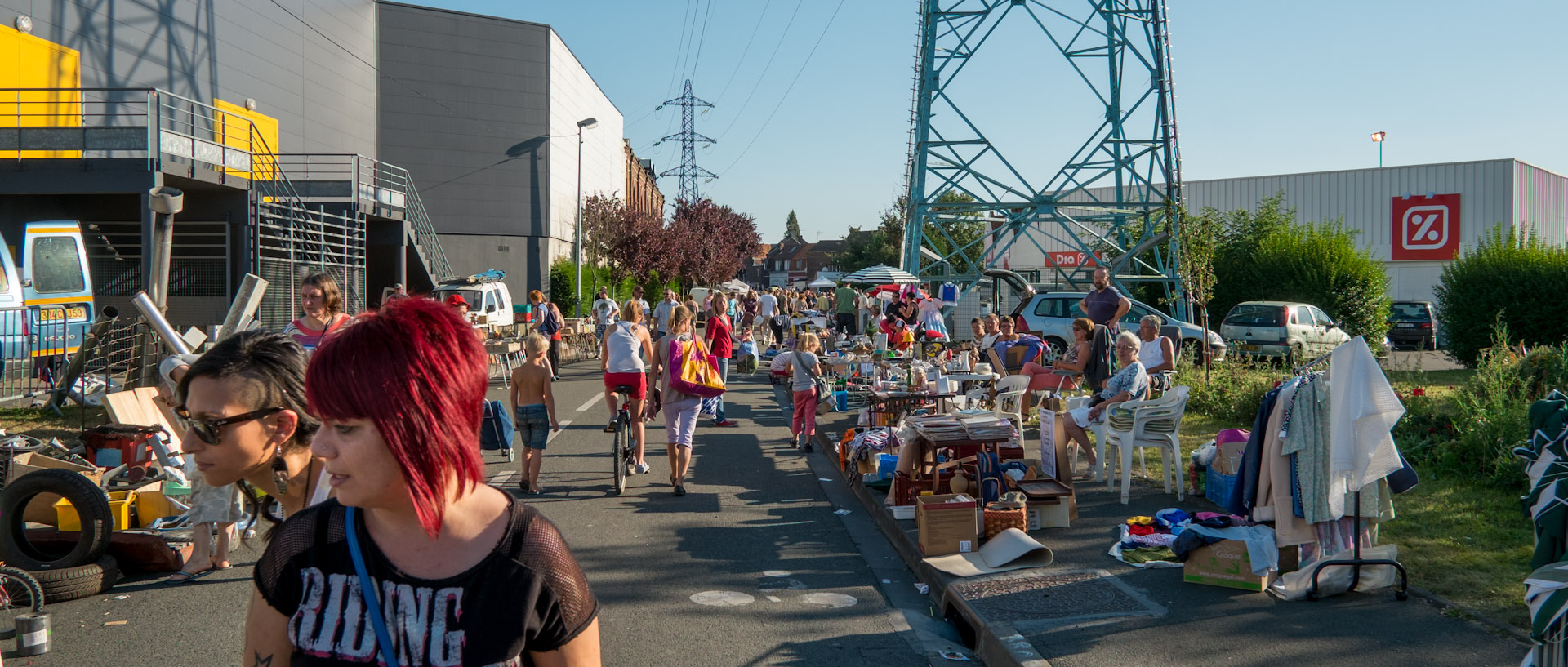 Vide grenier, rue Stephenson, à Wattrelos.