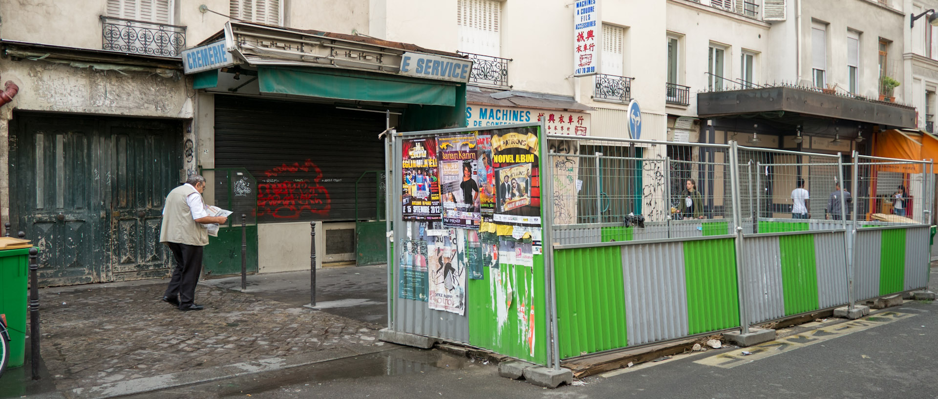 Homme lisant son journal, rue du faubourg Saint-Denis, à Paris.