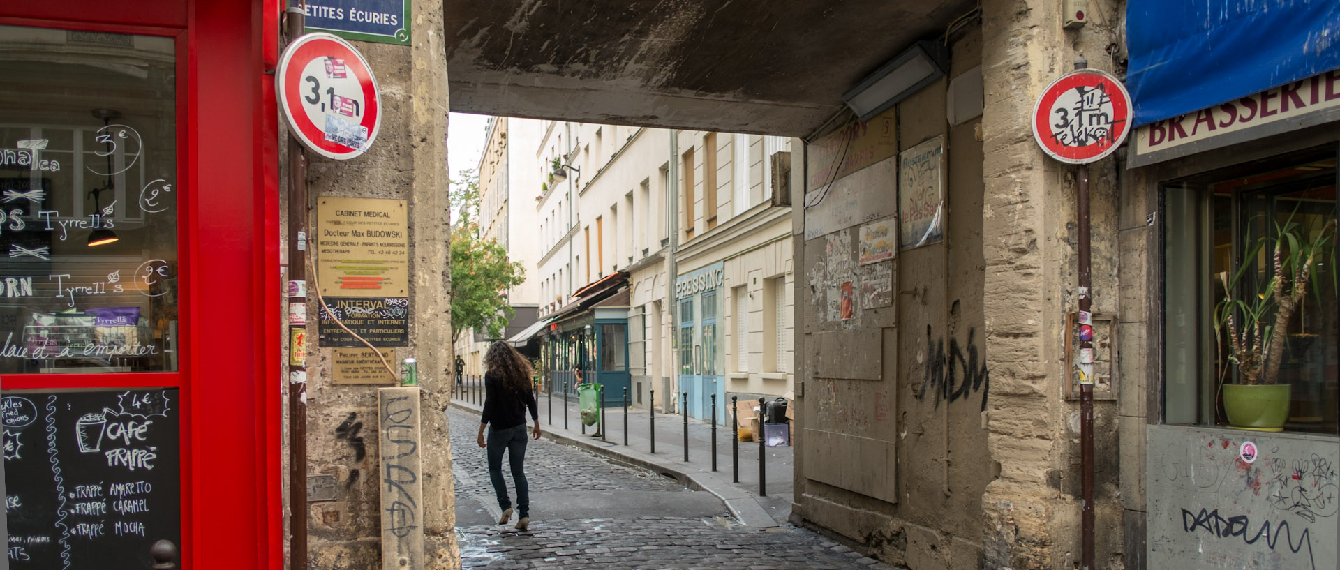 Jeune femme, passage des Petites Ecuries, à Paris.