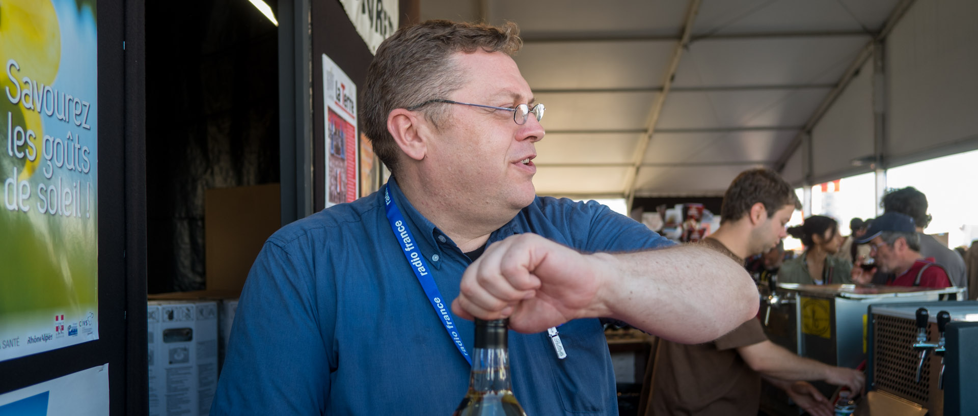 Franck Jakubek au stand de la Terre, à la fête de l'Humanité, à La Courneuve.