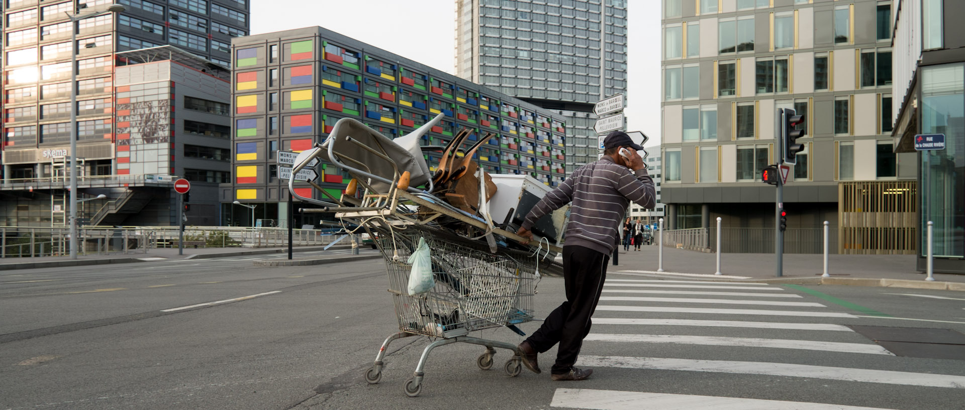 Homme avec un caddie, boulevard Louis-Pasteur, à Lille.