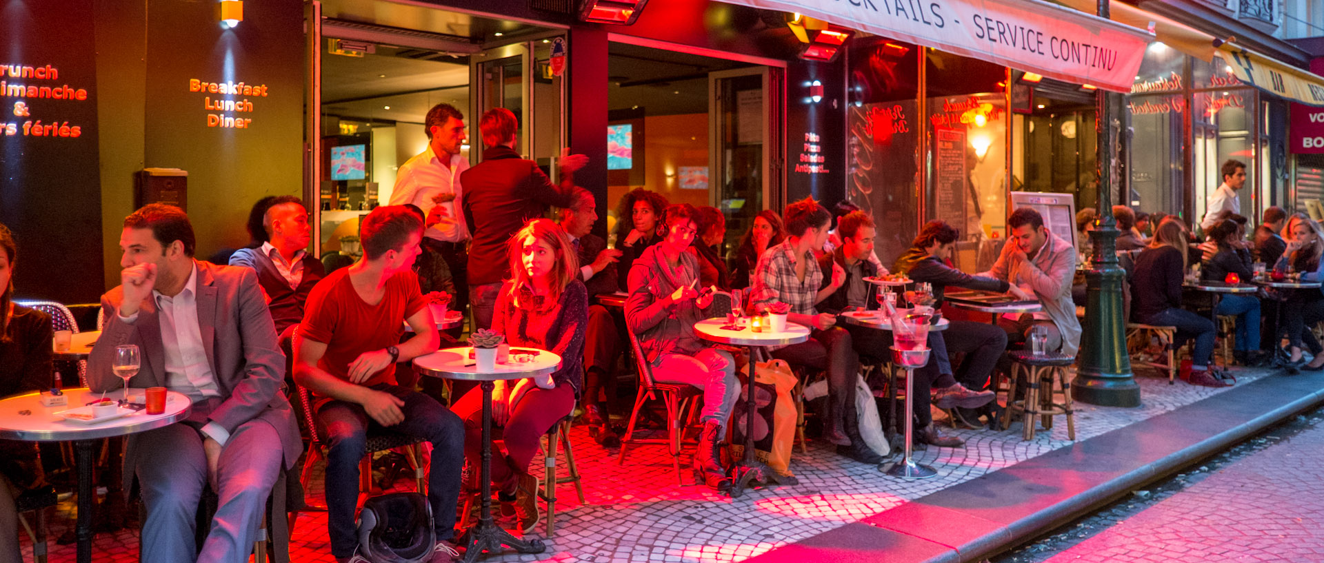 Terrasse de café, rue Montorgueil, à Paris.