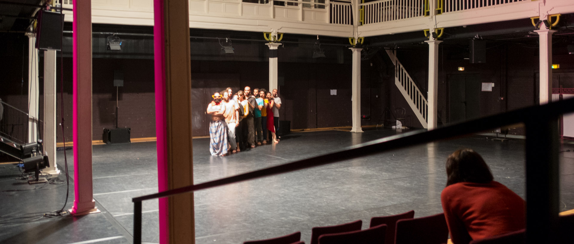 Répétition publique de Danse à Lille : Nobody knows, every body knows, projet de Laurence Rondoni avec la chorégraphe Sandrine Maisonneuve et les danseurs de Raqs 3a Tayer, au Gymnase, à Roubaix.