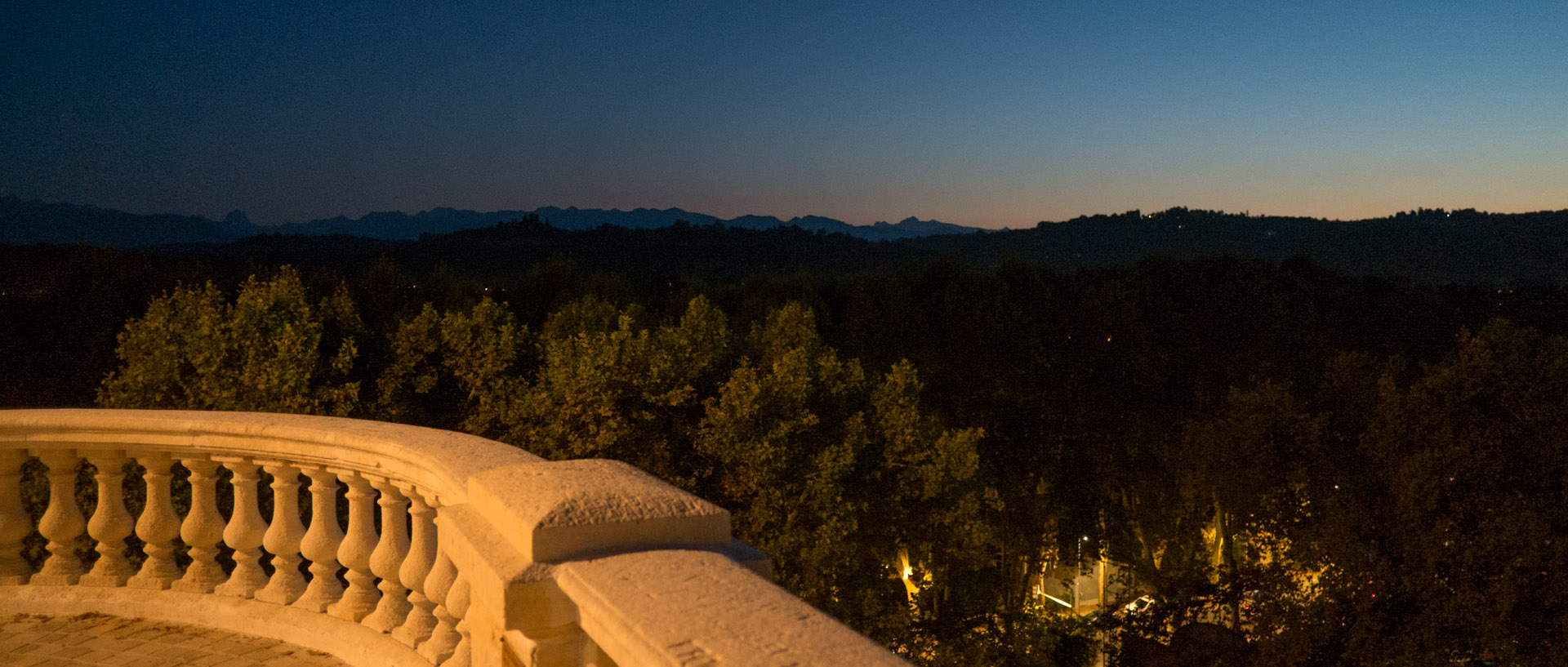 La tombée de la nuit sur les Pyrénées, à Pau.