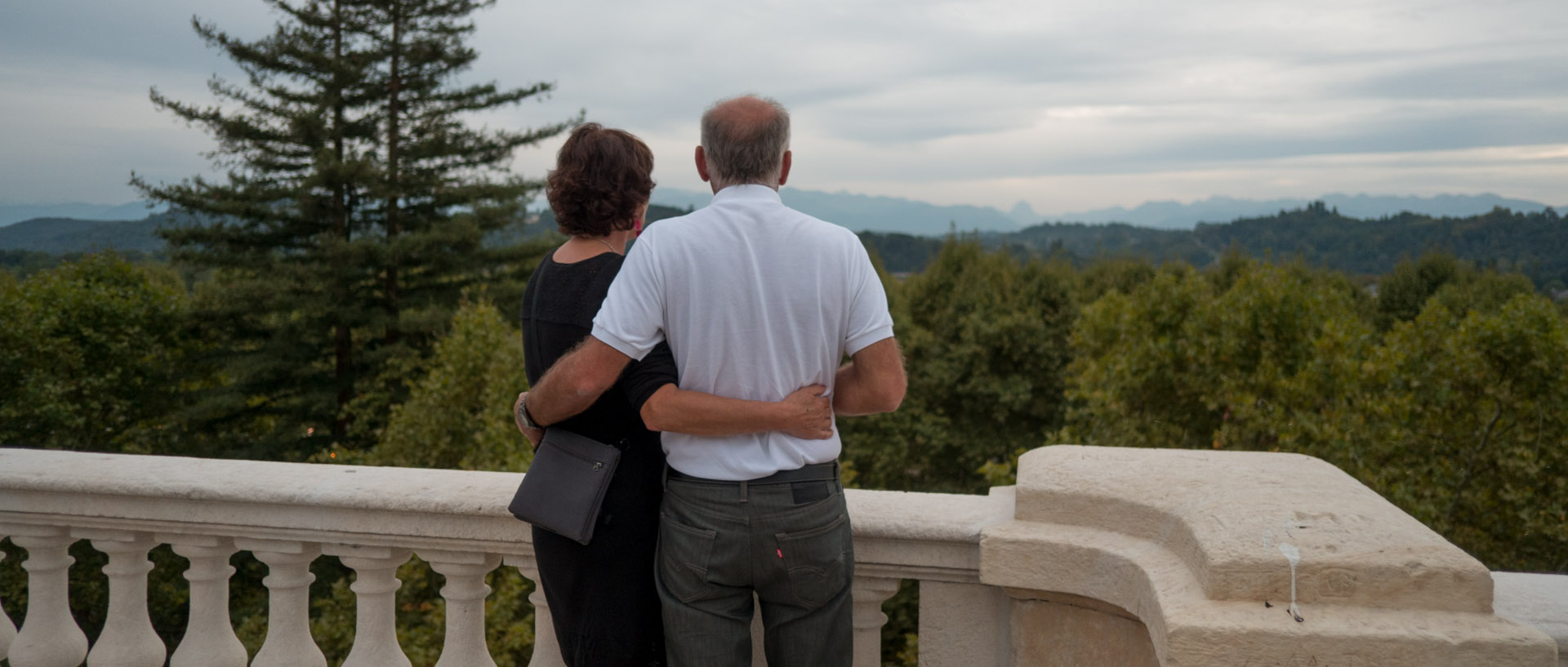 Couple regardant les Pyrénées, le soir tombant, à Pau.