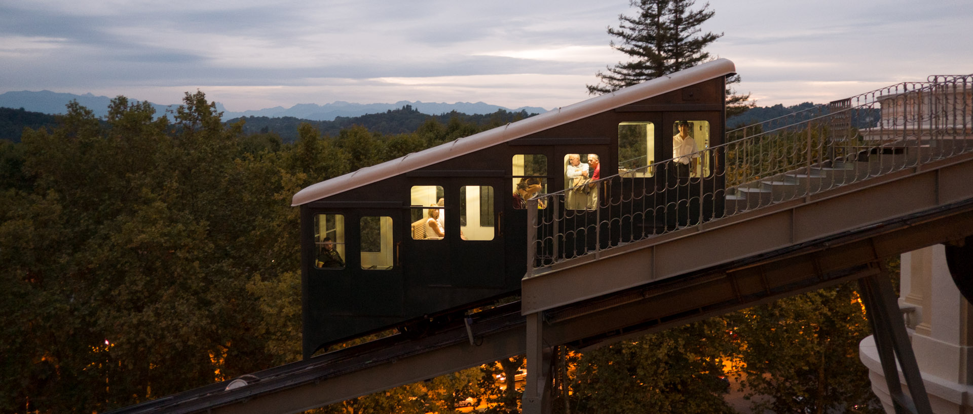 Le funiculaire de Pau, à la tombée de la nuit.