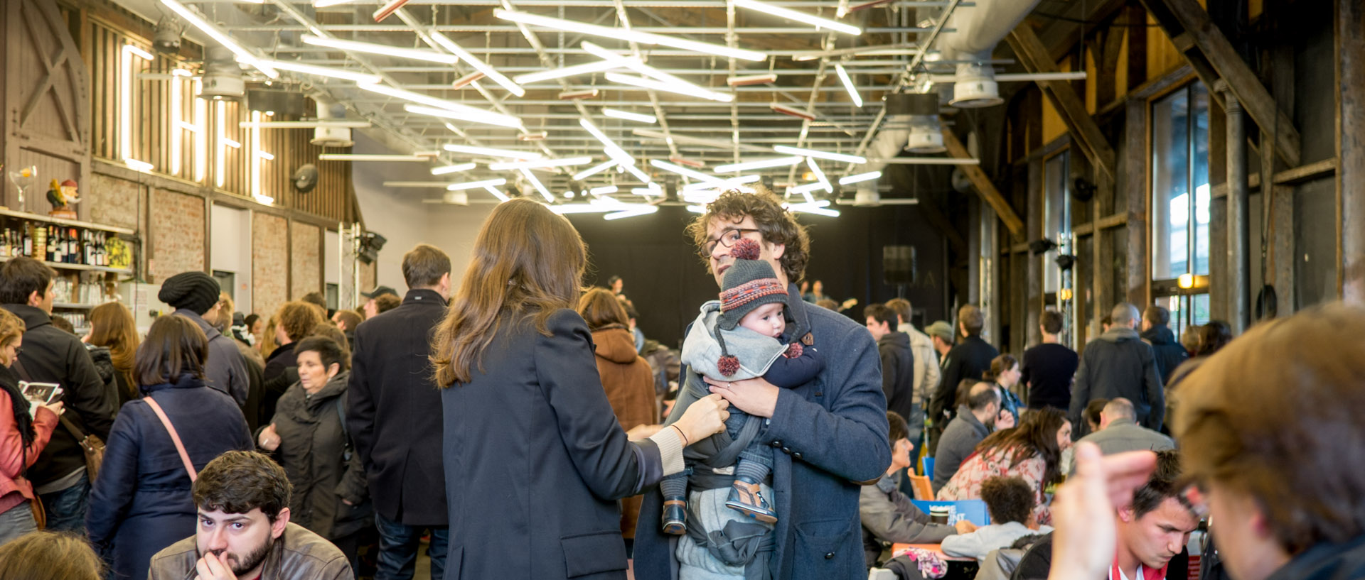 Un père et son bébé dans le café de la Gare Saint-Sauveur, à Lille.