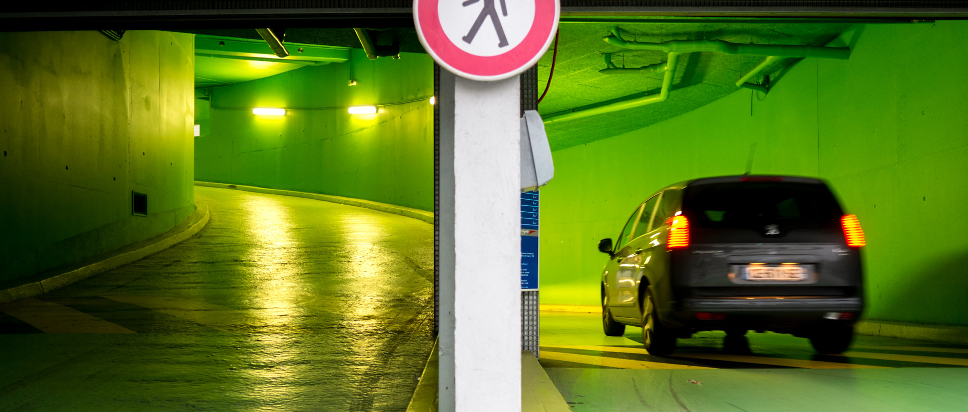 Entrée de parking du l'espace Saint-Christophe, à Tourcoing.