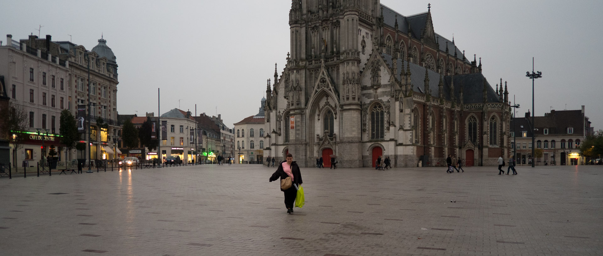 Passante, devant l'église Saint-Christophe, place de la République, à Tourcoing.