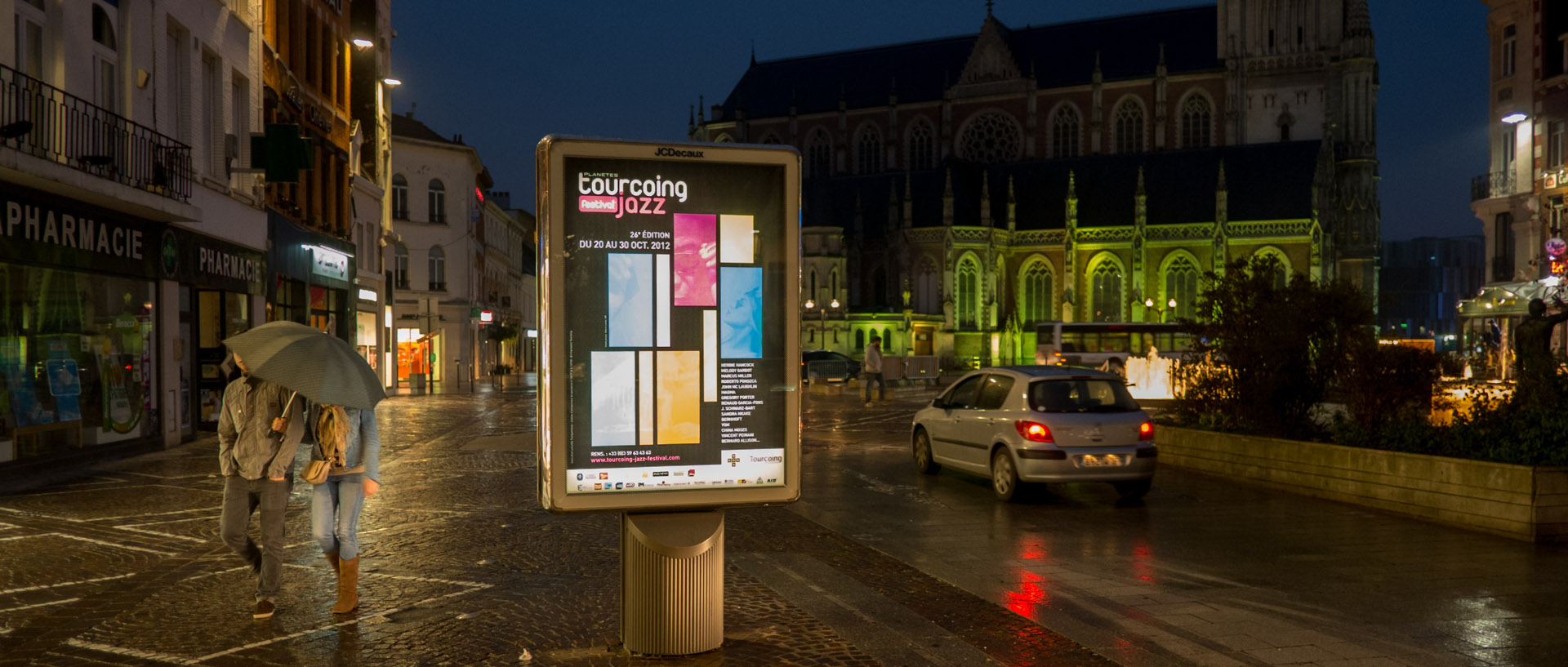 Couple avec un parapluie, Grand Place, à Tourcoing.