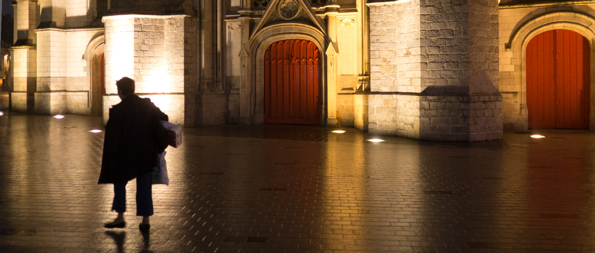 Passante devant l'église Saint-Christophe, à Tourcoing.