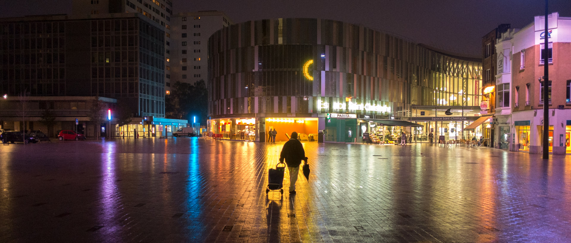 Homme avec un caddie, devant l'espace Saint-Christophe, à Tourcoing.