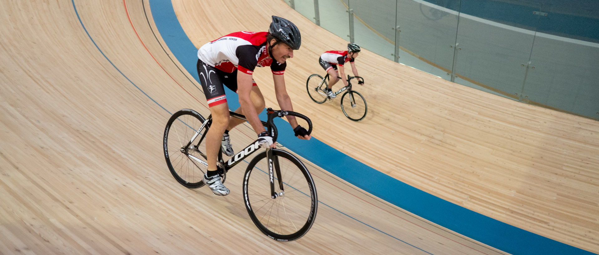 Coureurs cyclistes sur la piste du nouveau vélodrome de Roubaix.