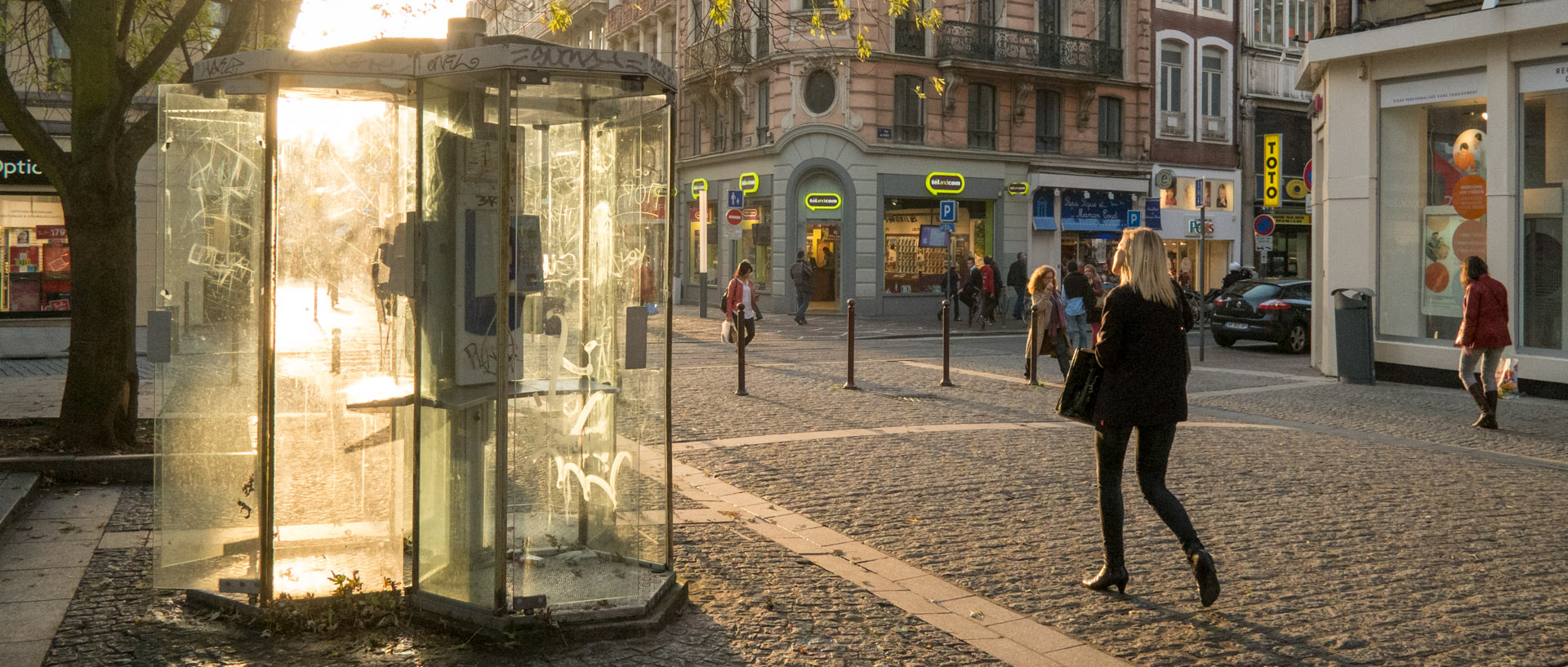 Le parvis Saint-Maurice dans le soleil couchant, à Lille.