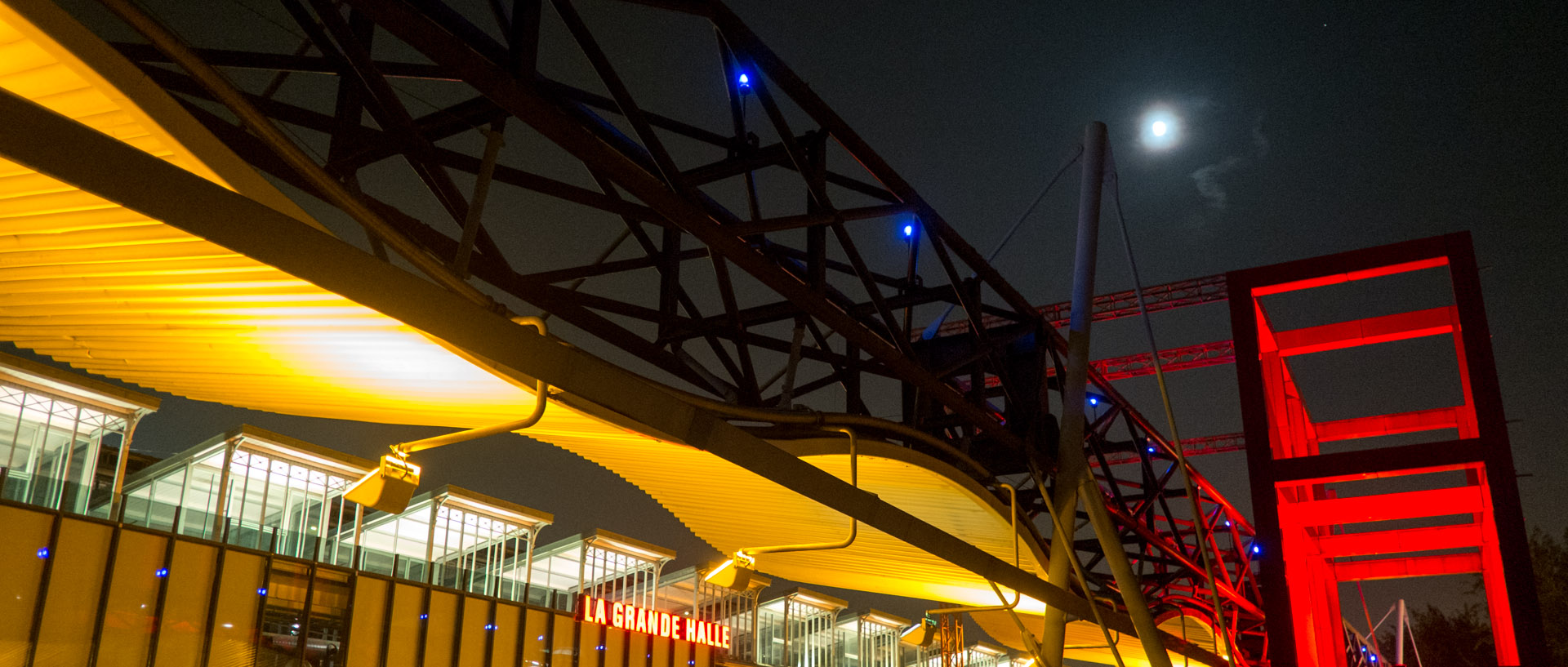 La Lune sur la galerie de la Villette, à Paris.