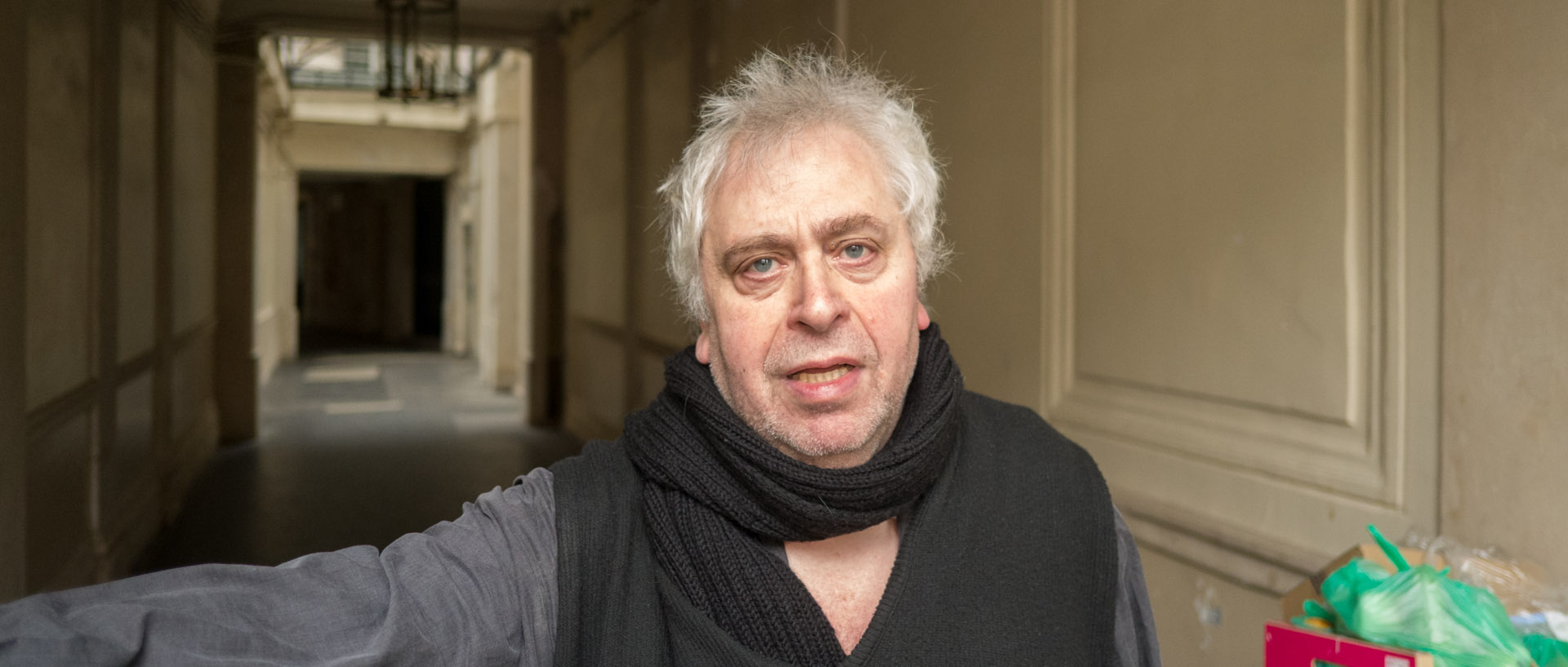 Le peintre Daniel Kyriakidis sur le pas de son immeuble, boulevard Bonne Nouvelle, à Paris.