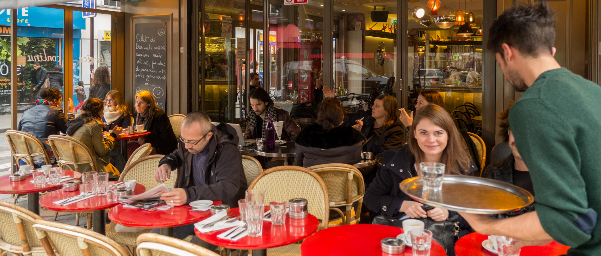 En terrasse, rue du faubourg Saint-Denis, à Paris.