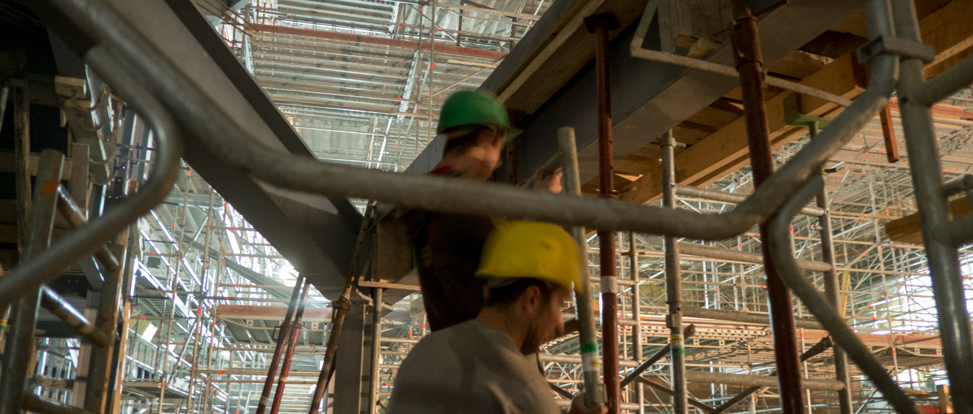 Ouvriers sur le chantier de l'auditorium de l'Orchestre national de Lille, au Nouveau Siècle, à Lille.