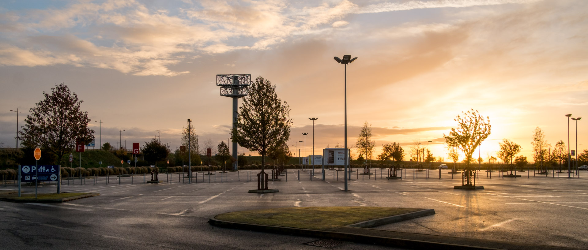 Parking désert d'un centre commercial, à Hénin Beaumont.