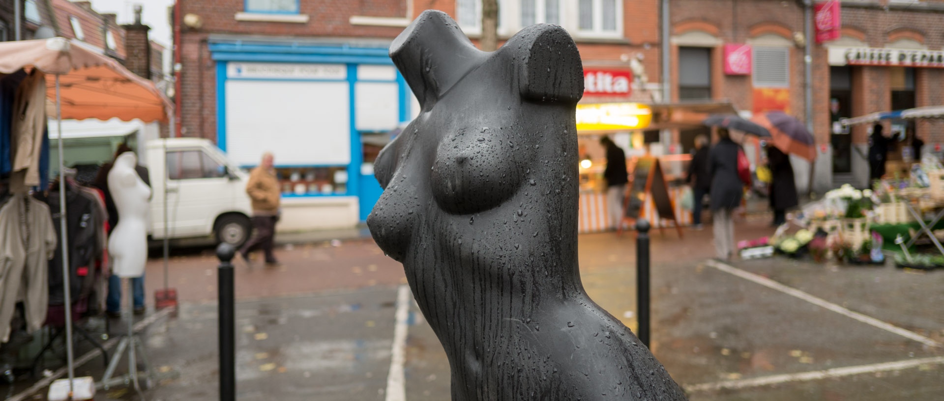 Mannequin sous la pluie, marché Saint-Pierre, place de la Liberté, à Croix.