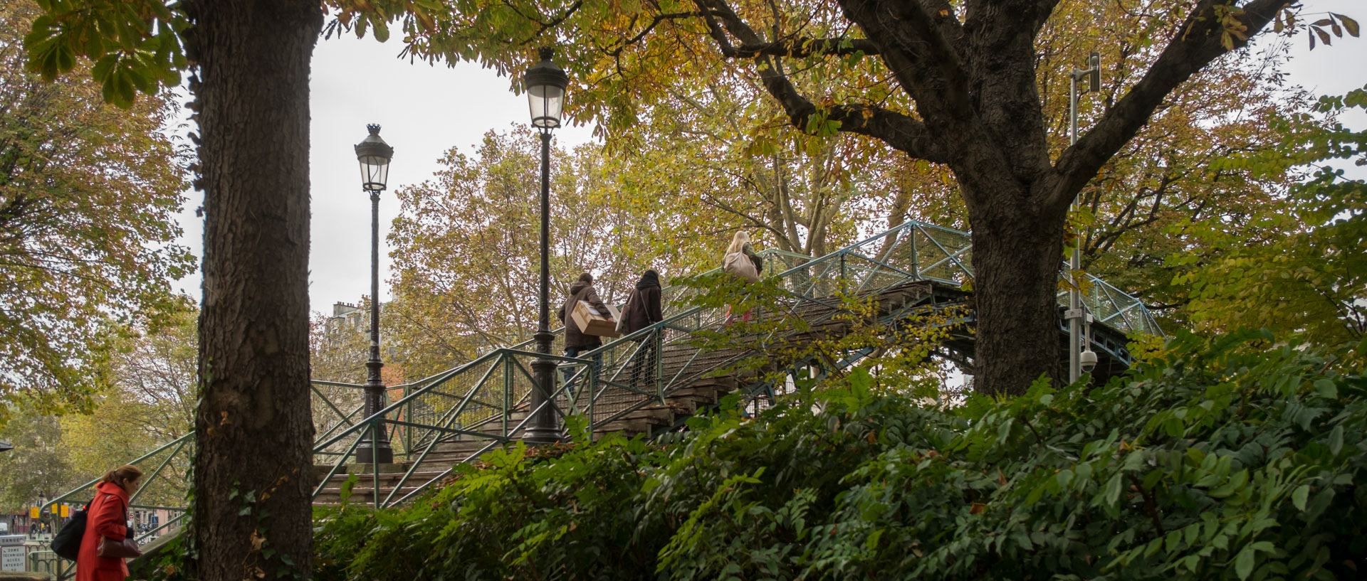 Passerelle sur la canal Saint-Martin, à Paris.