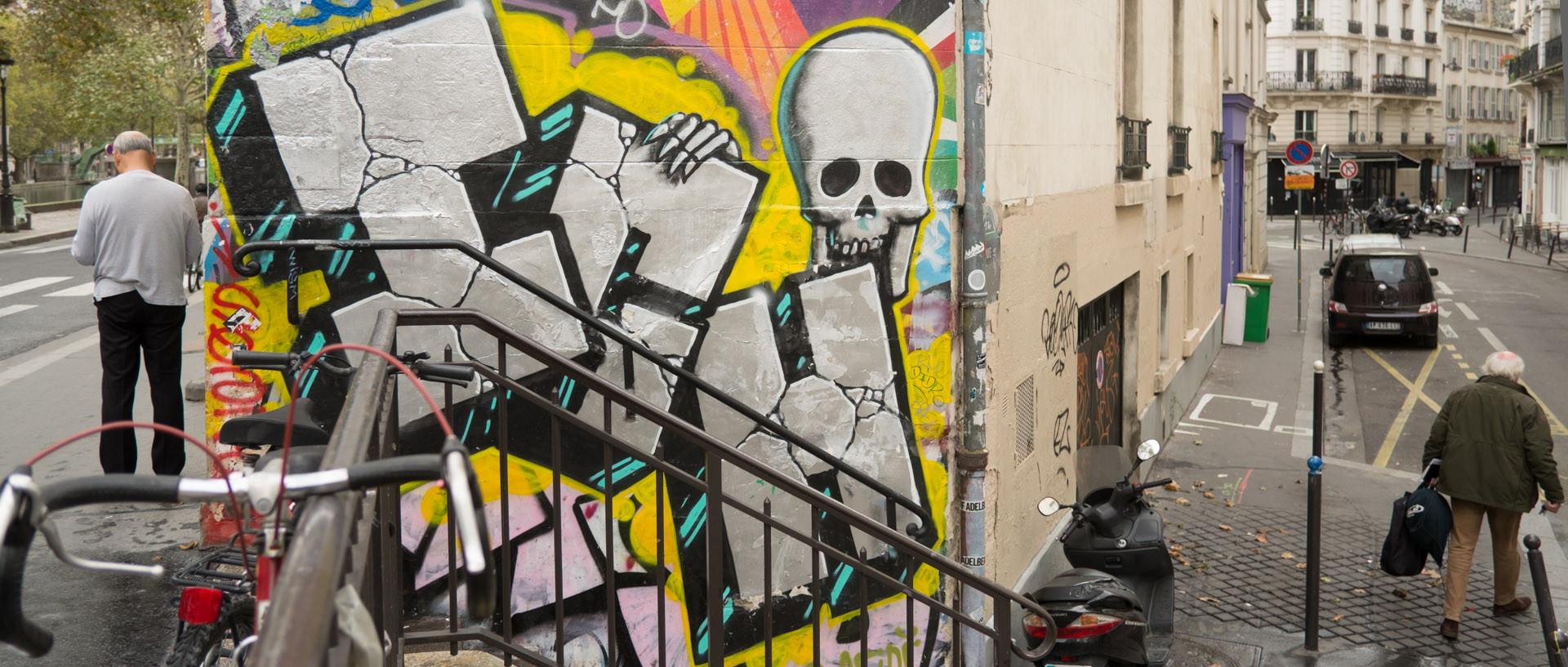 Mur tagué, quai de Valmy et rue Jean-Poulmarch, à Paris.