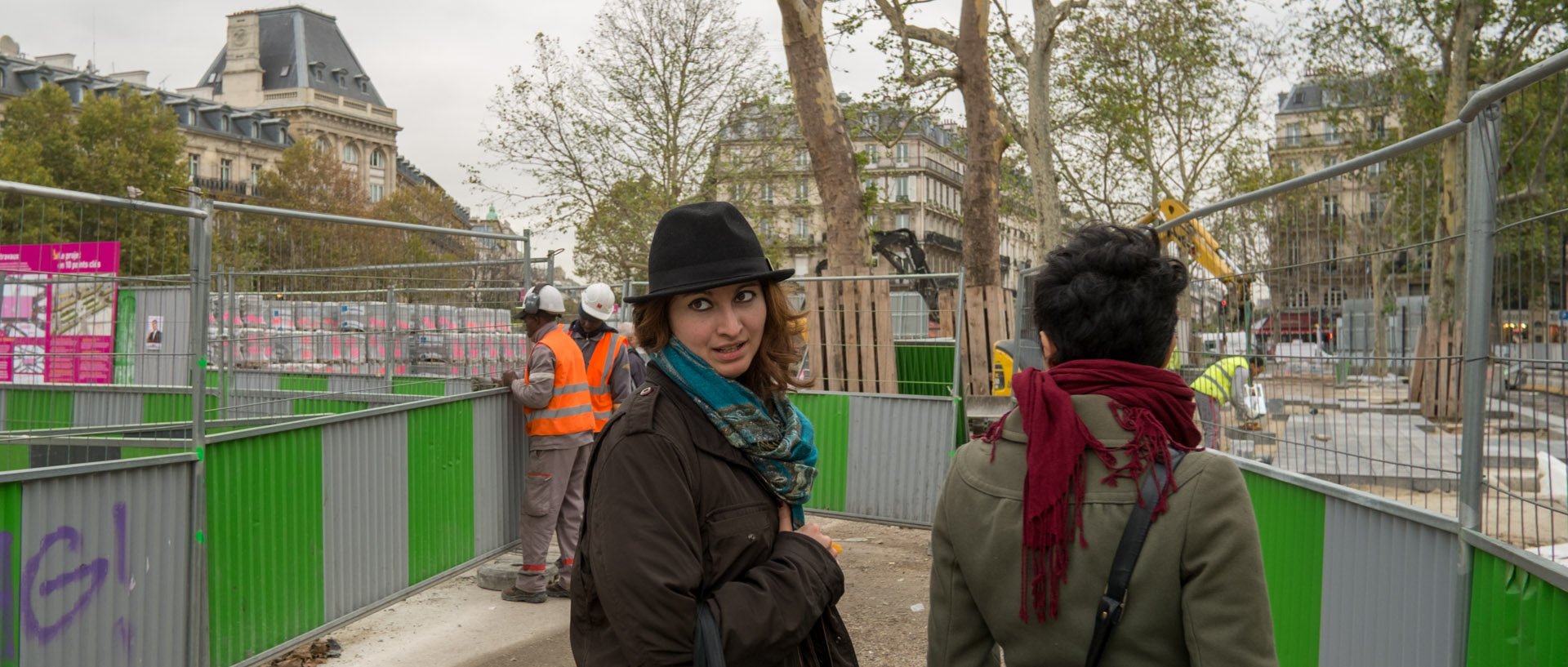 Jeune femme, place de la République, à Paris.