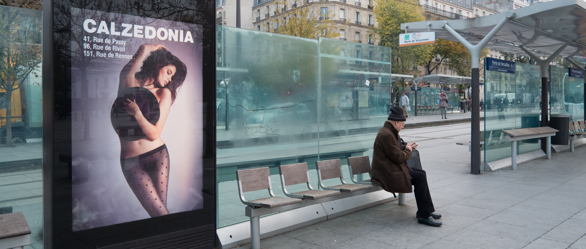 A la station de tramway, porte de Versailles, à Paris.