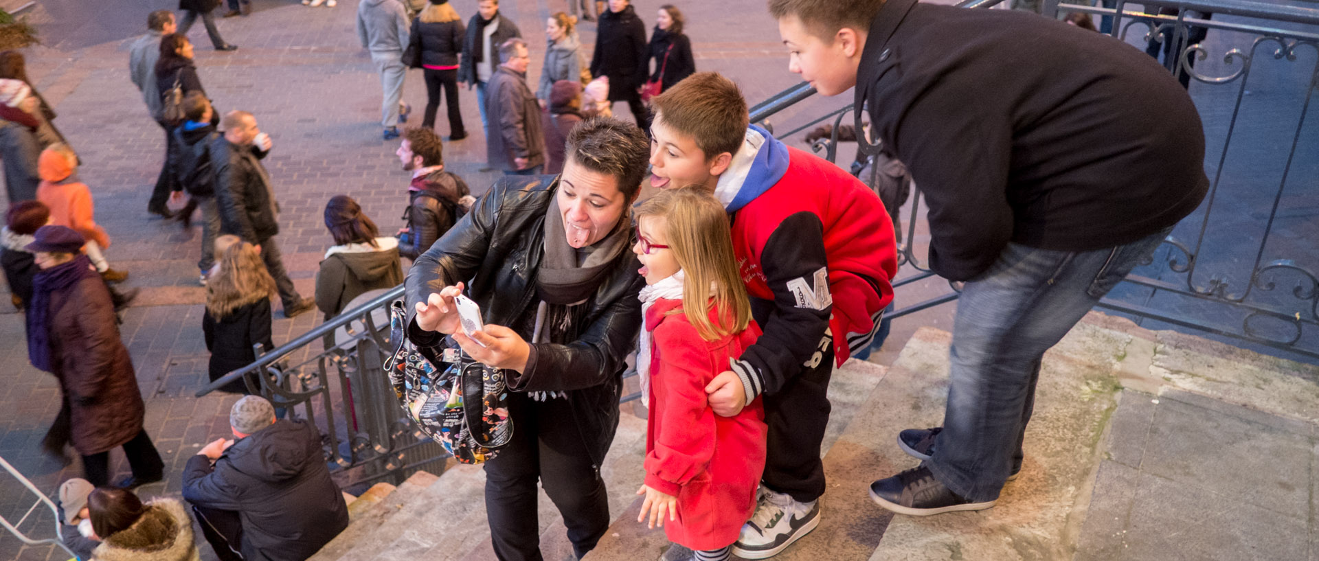 Famille se photographiant avec un téléphone portable, place du Général-de-Gaulle, à Lille.