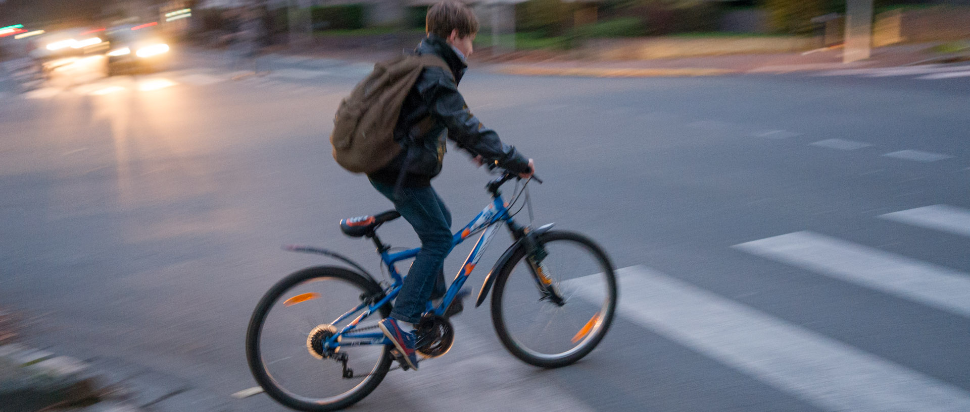 Jeune Cycliste, avenue Jean-Jaurès, à Roubaix.