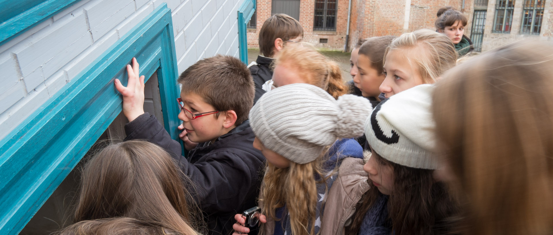 Jeunes attendant pour entrer dans la Maison tombée du ciel, de Jean-François Fourtou, pendant le festival Fantastic, îlot Comtesse, à Lille.