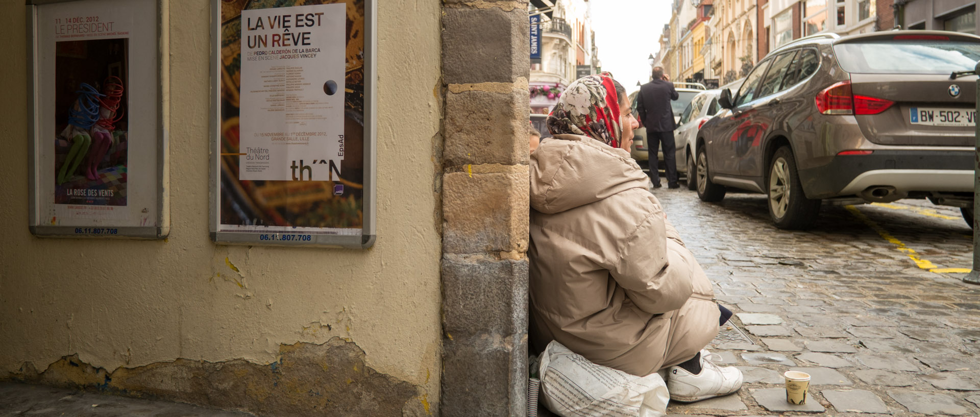 Mendiante, rue Esquermoise, à Lille.