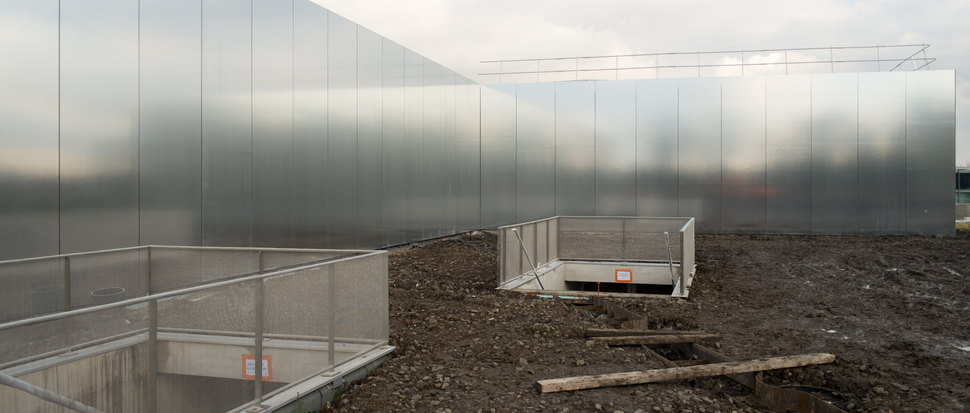 Le Louvre Lens sort de terre.