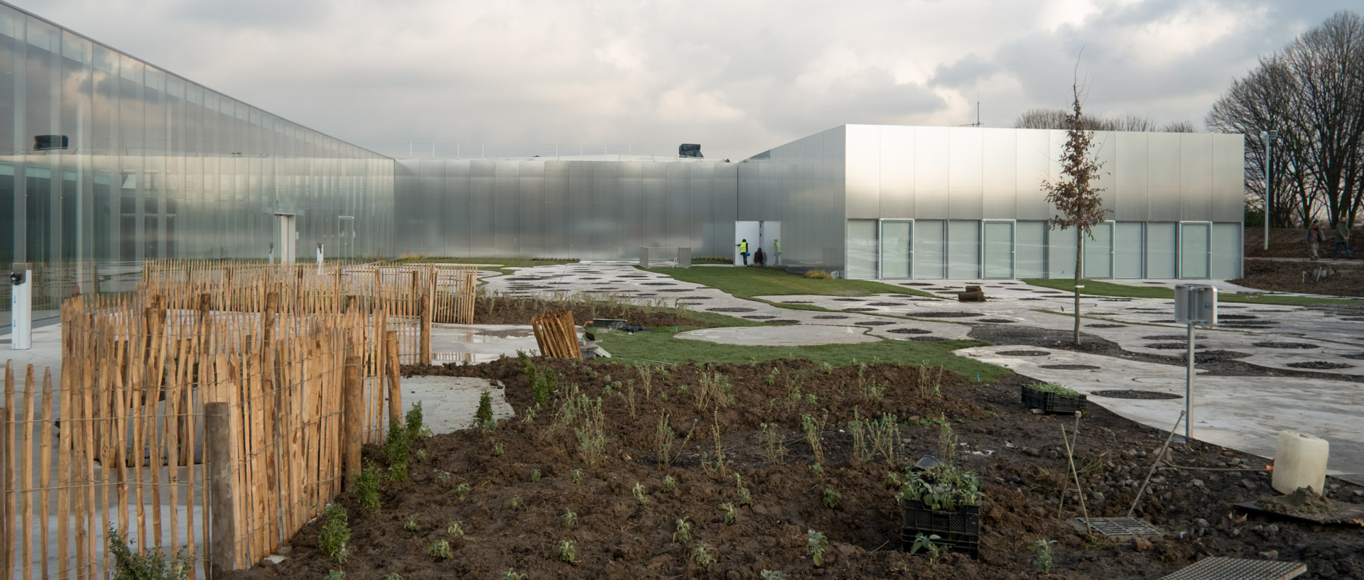 Le Louvre Lens sort de terre.