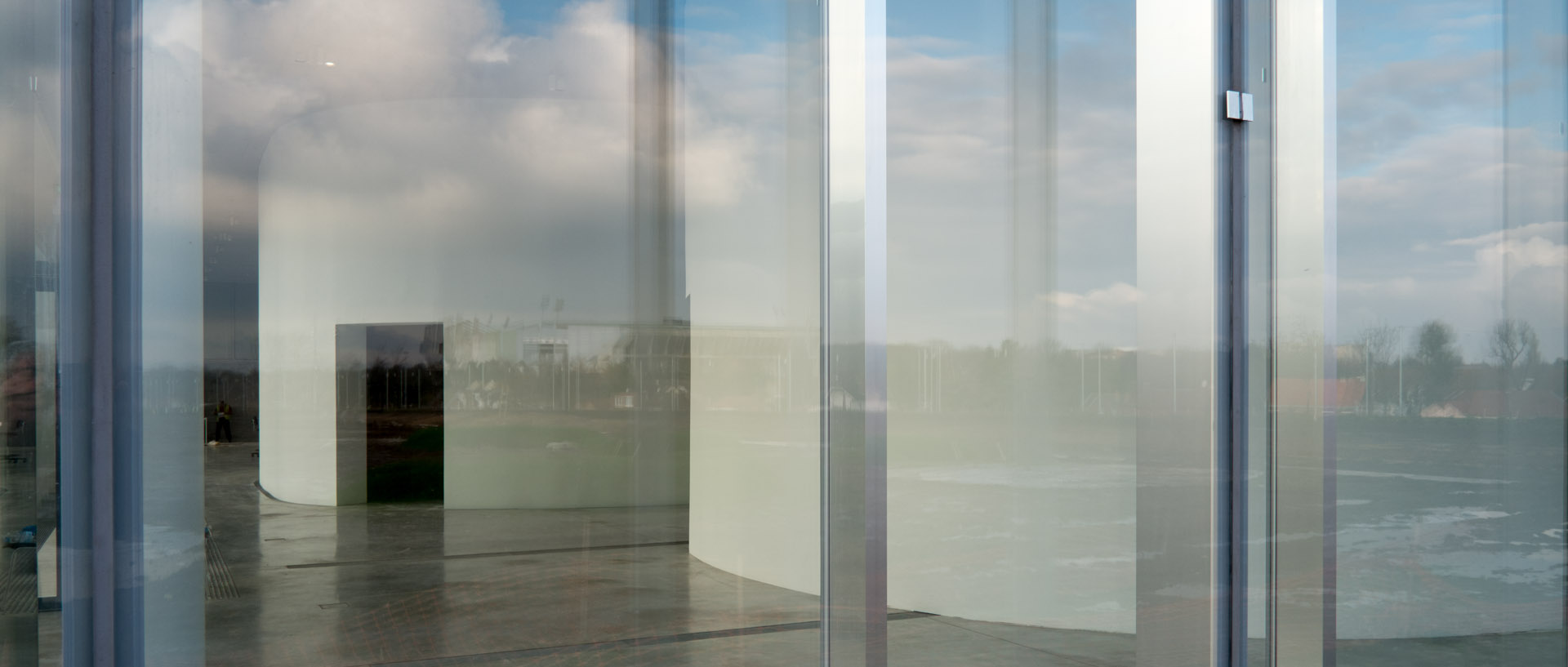 Reflet du stade Bollaert dans le Louvre Lens.