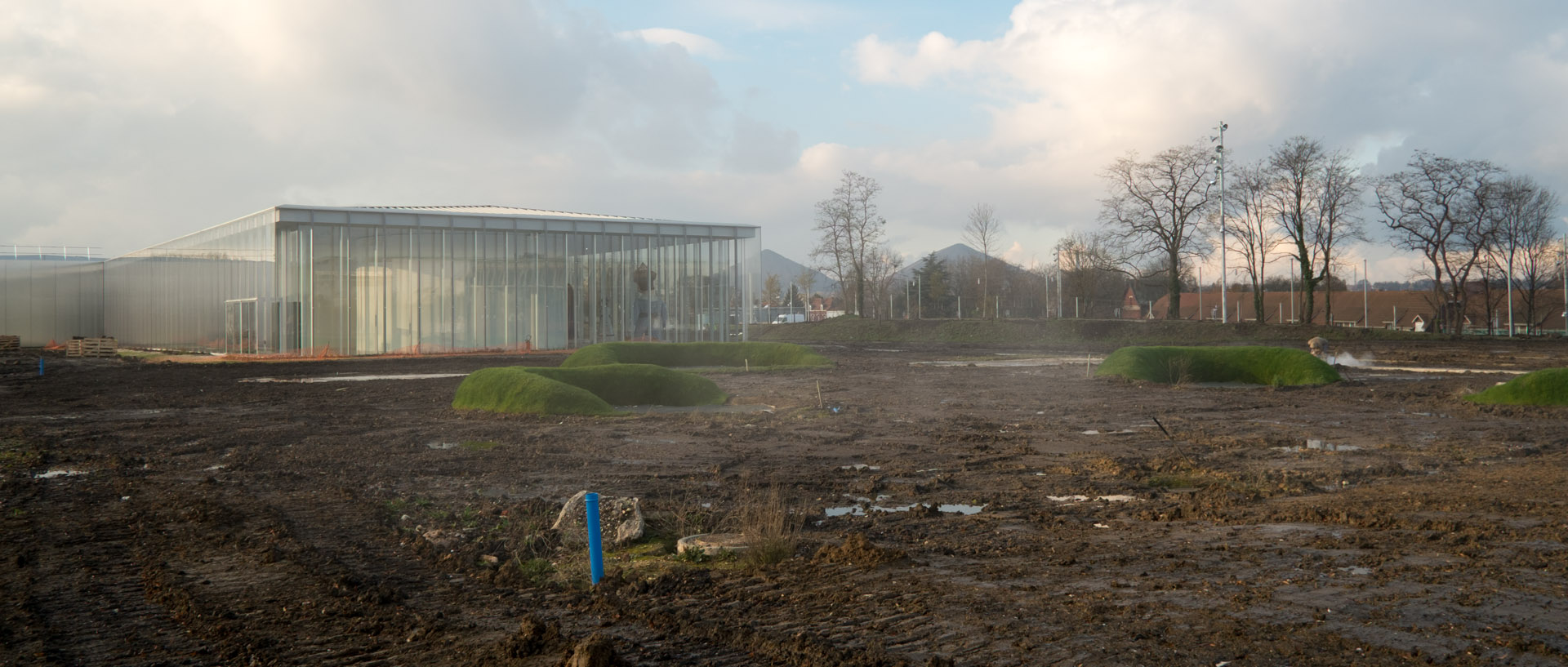 Le Louvre Lens sort de terre sur fond de terrils.