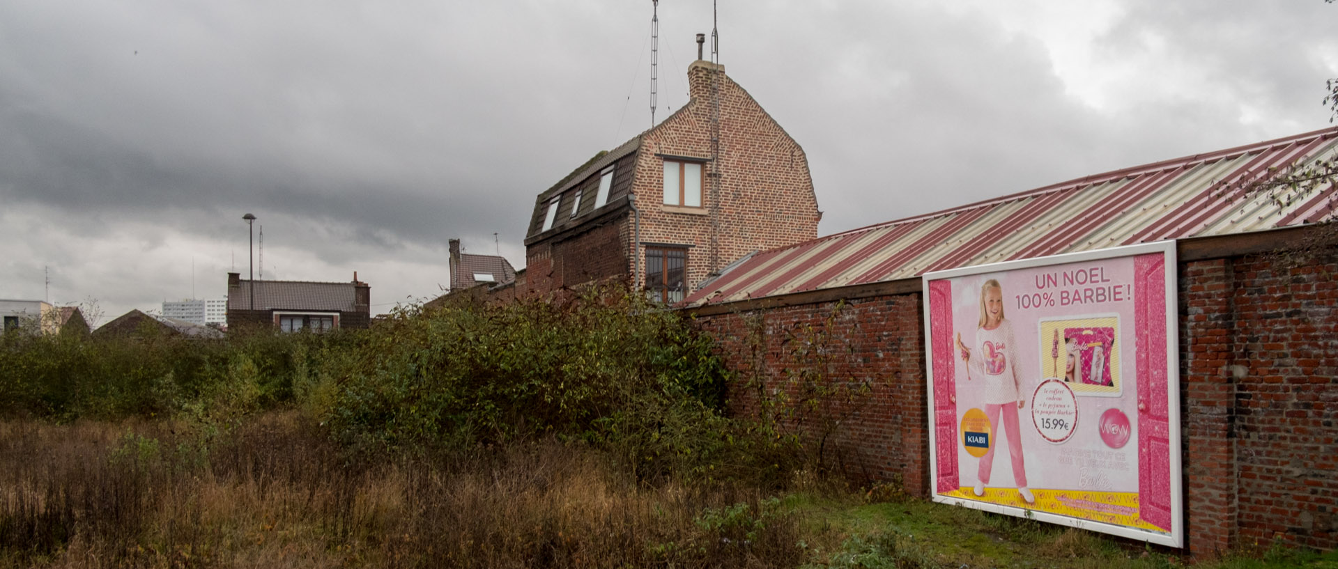 Affiche publicitaire sur un terrain vague, à Roubaix.