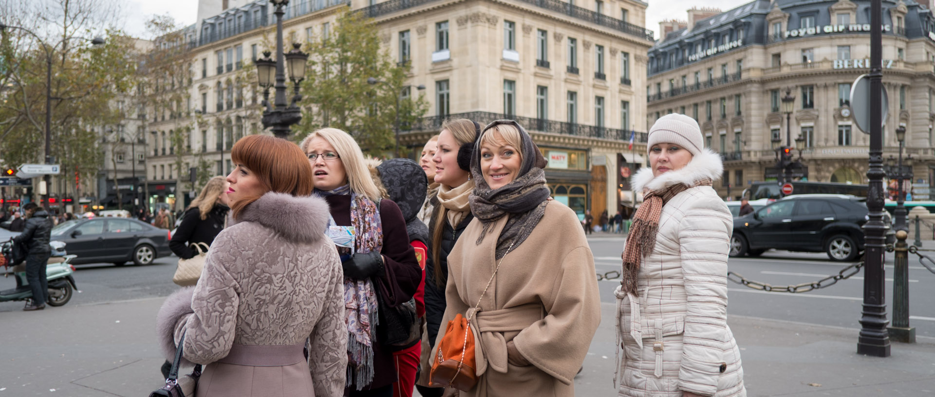 Touristes, place de l'Opéra, à Paris.