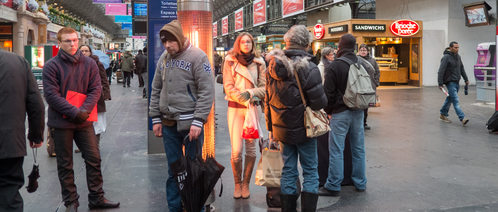 Voyageurs, gare de l'Est, à Paris.