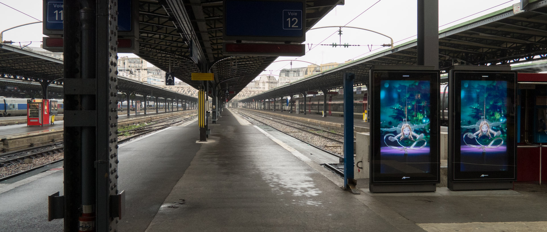 Quais déserts sous la pluie, gare de l'Est, à Paris.